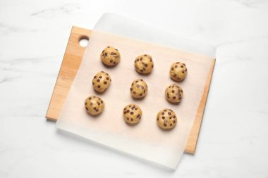 Beyaz mermer masada pişmemiş çikolatalı kurabiyeler.