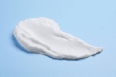 Açık mavi arkaplanda tıraş köpüğü örneği, yakın plan