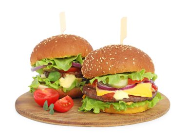 Lezzetli hamburgerler köfte ve domatesler beyaz üzerine izole edilmiş.