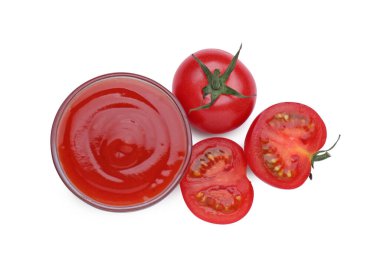 Lezzetli ketçaplı kase ve beyaz tenli taze domatesler.