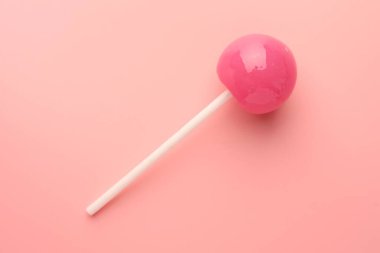 Pembe arka planda leziz lolipop, üst manzara.