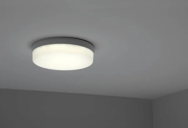 Tavanda Beyaz Modern Işıklandırma — Stok fotoğraf