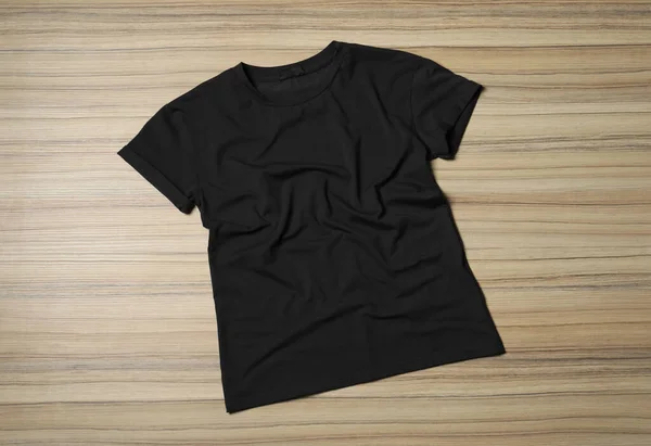 Stijlvol Zwart Shirt Houten Tafel Bovenaanzicht — Stockfoto