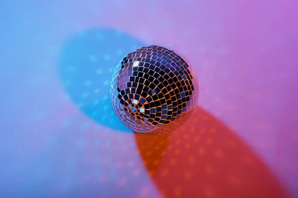 Boule Disco Brillante Brillante Sur Fond Couleur — Photo