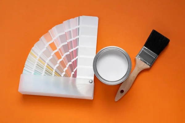 可与白色的油漆 刷和色彩调色板橙色背景 平面铺设 — 图库照片