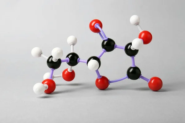 薄い灰色の背景にビタミンCの分子 化学モデル — ストック写真