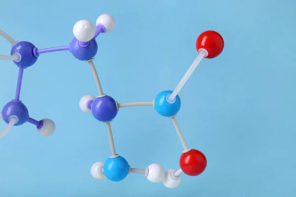 浅蓝色背景上的苯丙氨酸分子 化学模型 — 图库照片