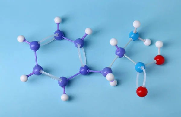 Fenilalanin Molekula Világoskék Háttérrel Felülnézetből Kémiai Modell — Stock Fotó
