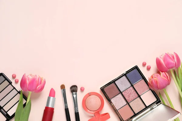 Platt Låg Sammansättning Med Olika Makeup Produkter Och Vackra Tulpaner — Stockfoto