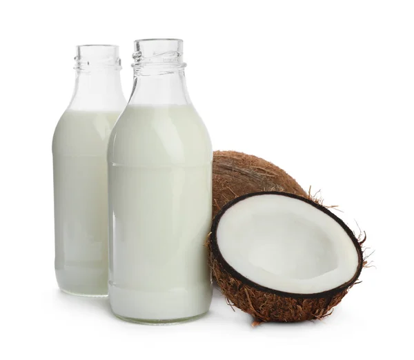白い背景にココナッツミルクとナッツとボトル — ストック写真