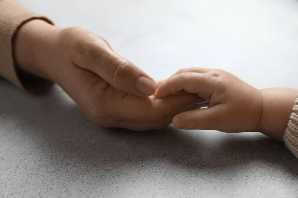 Vrouw Die Hand Hand Met Haar Dochtertje Aan Lichtgrijze Tafel — Stockfoto