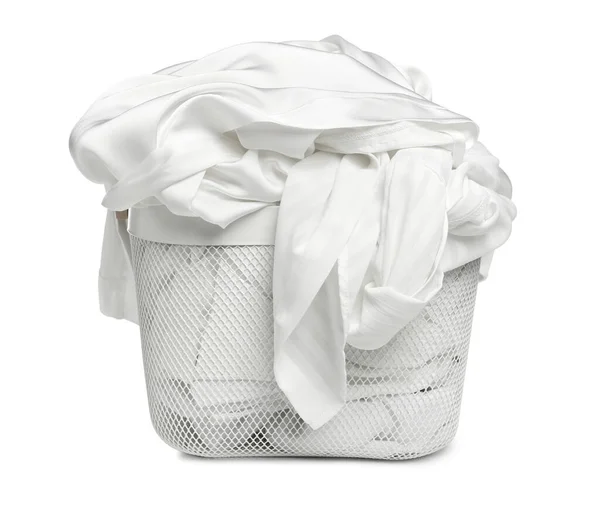 白い服に隔離されたきれいな服を持つランドリーバスケット — ストック写真
