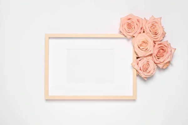 Пустой Фоторамки Красивые Розовые Цветы Белом Фоне Плоский Лежал Макет — стоковое фото