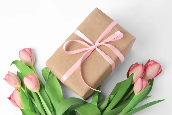 Bella Confezione Regalo Con Fiocco Tulipani Rosa Sfondo Bianco Sopra — Foto Stock