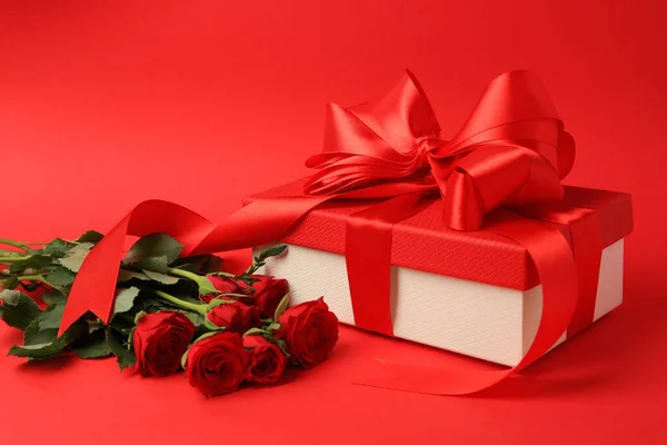 Krásná Dárková Krabice Lukem Růží Červeném Pozadí — Stock fotografie