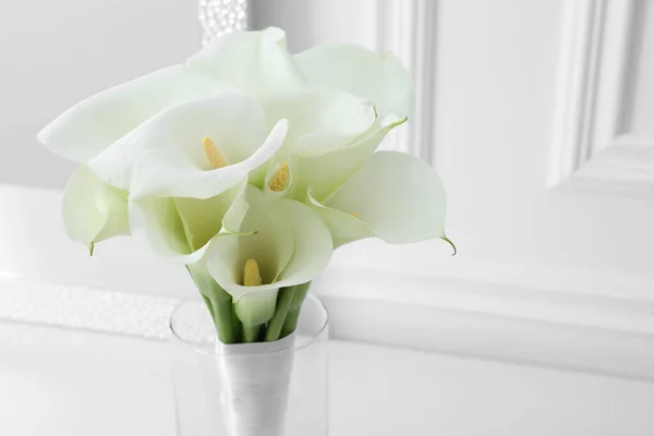 Hermosas Flores Lirio Cala Jarrón Vidrio Cerca Pared Blanca Primer —  Fotos de Stock