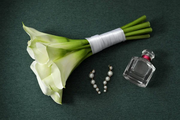 Hermosas Flores Lirio Calla Atadas Con Cinta Botella Perfume Pendientes — Foto de Stock
