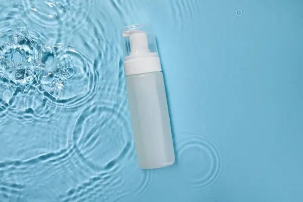 Flesje Gezichtsreinigingsmiddel Water Tegen Lichtblauwe Achtergrond Bovenaanzicht — Stockfoto