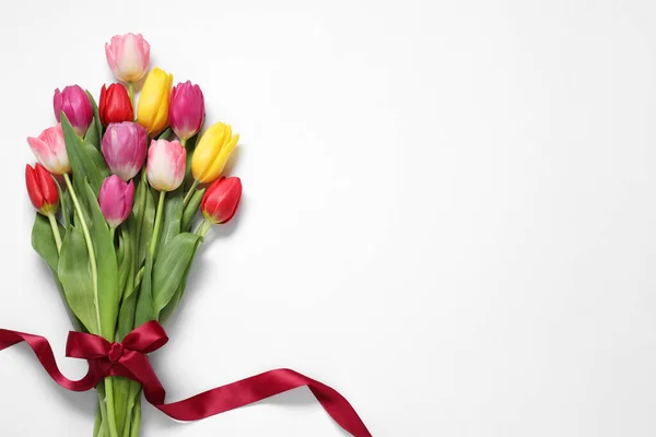 Красиві Барвисті Квіти Тюльпанів Стрічки Білому Тлі Вид Зверху Простір — стокове фото