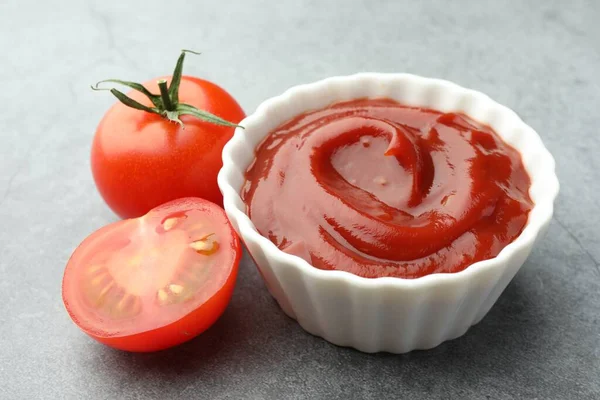 Schaal Van Smakelijke Ketchup Tomaten Lichtgrijze Tafel Close — Stockfoto