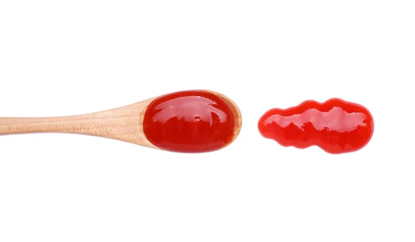 木勺与美味的番茄酱隔离在白色 顶部视图 — 图库照片