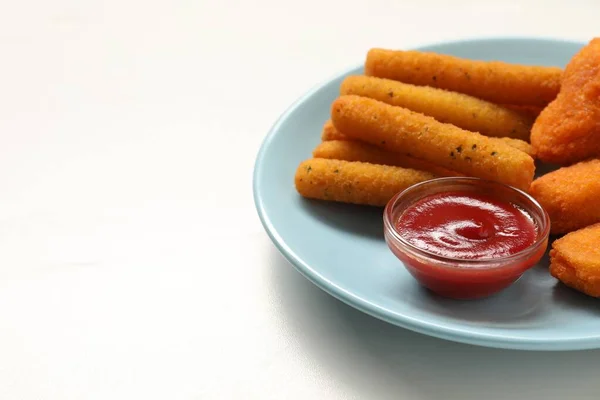 Bord Met Lekkere Ketchup Snacks Witte Tafel Close Ruimte Voor — Stockfoto