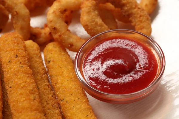 Smaklig Ketchup Ostpinnar Och Lökringar Vitt Bord Närbild — Stockfoto