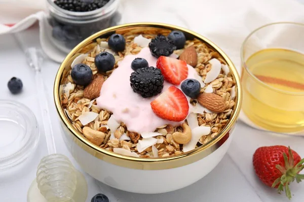 味道鲜美的格拉诺拉 酸奶和新鲜的浆果在白桌上的碗里 健康早餐 — 图库照片