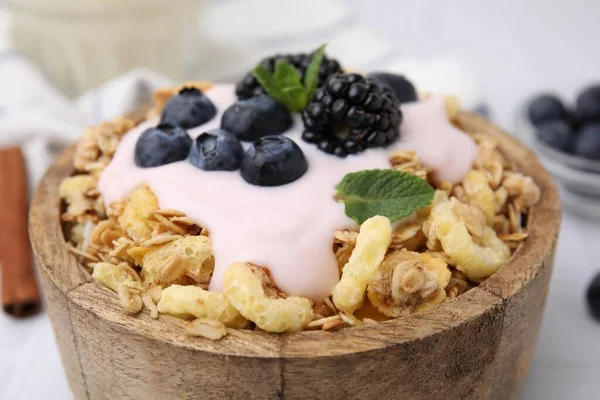 味道鲜美的格拉诺拉 酸奶和新鲜的浆果在碗里 健康早餐 — 图库照片