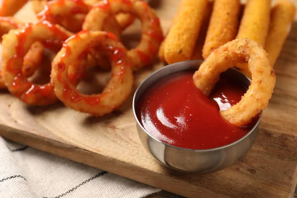 Smaklig Stekt Lökringar Ostpinnar Och Ketchup Träskiva Närbild — Stockfoto