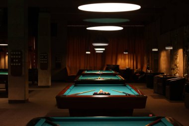 Kulüpte top ve ıstakalarla bilardo masaları