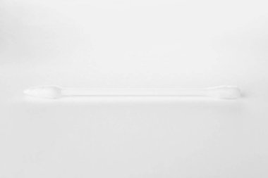 Bir temiz pamuk tomurcuğu beyaza izole edilmiş