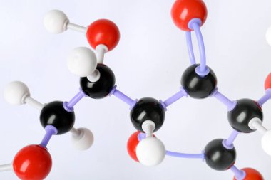 Beyaz arka planda C vitamini molekülü, yakın plan. Kimyasal model