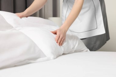 Genç hizmetçi yatak otel odasında, closeup yapma