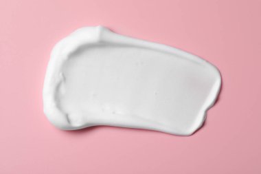 Pembe arka planda tıraş köpüğü örneği, üst görünüm