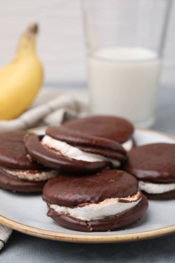 Tatlı çikolatalı turtalar masada, yakın plan.