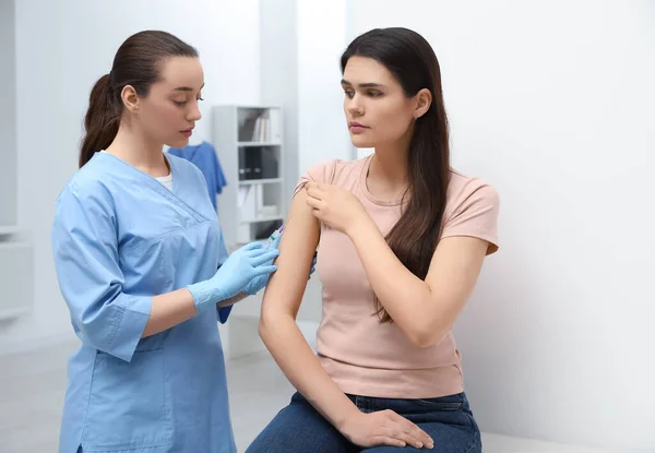 Лікар Дає Пацієнту Вакцину Проти Гепатиту Клініці — стокове фото