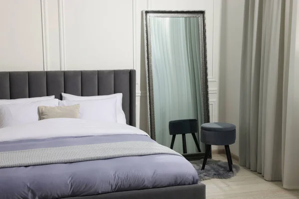 Sıcak Yatak Ayna Pofuduk Yatak Odası Tasarım — Stok fotoğraf