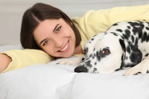 Smuk Kvinde Med Sin Bedårende Dalmatiner Hund Sengen Derhjemme Dejligt - Stock-foto