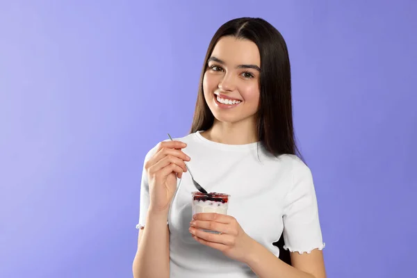 Chica Adolescente Feliz Con Delicioso Yogur Cuchara Sobre Fondo Violeta — Foto de Stock