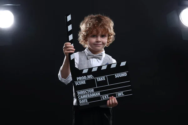 Netter Junge Mit Klappbrett Auf Der Bühne Kleiner Schauspieler — Stockfoto