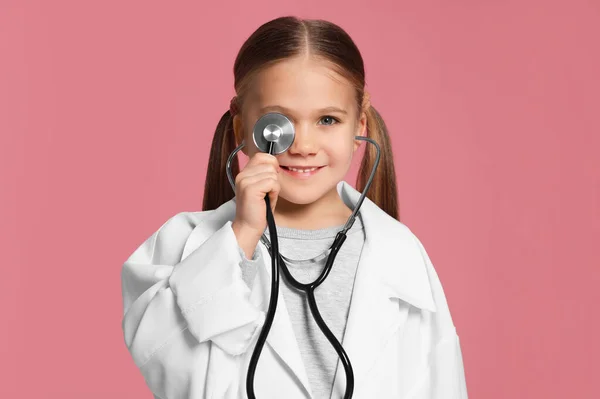Bambina Uniforme Medica Con Stetoscopio Sfondo Rosa — Foto Stock