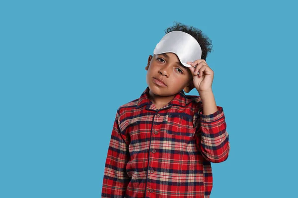 Jongen Met Slaapmasker Lichtblauwe Achtergrond Probleem Met Slapeloosheid — Stockfoto