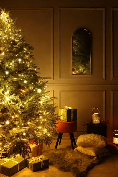Beautiful Christmas Tree Decorated Festive Lights Many Gift Boxes Room — Stock Photo, Image
