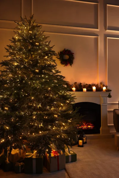 Όμορφο Σαλόνι Εσωτερικό Διακοσμημένο Χριστουγεννιάτικο Δέντρο — Φωτογραφία Αρχείου