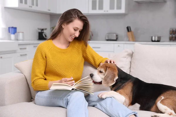 Szczęśliwa Młoda Kobieta Czyta Książkę Pobliżu Jej Uroczy Pies Beagle — Zdjęcie stockowe