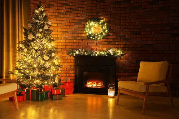 Gyönyörűen Becsomagolt Ajándékdobozok Karácsonyfa Alatt Nappaliban — Stock Fotó