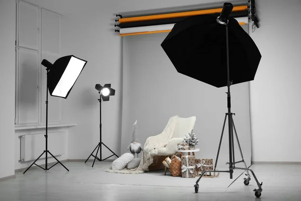 Stylowa Strefa Fotograficzna Fotelem Świątecznym Wystrojem Profesjonalnym Studio — Zdjęcie stockowe