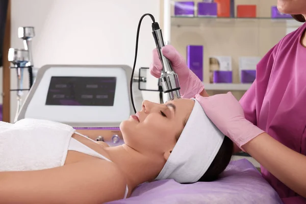 Ung Kvinna Genomgår Kosmetisk Procedur Skönhetssalong Mikroströmsbehandling — Stockfoto