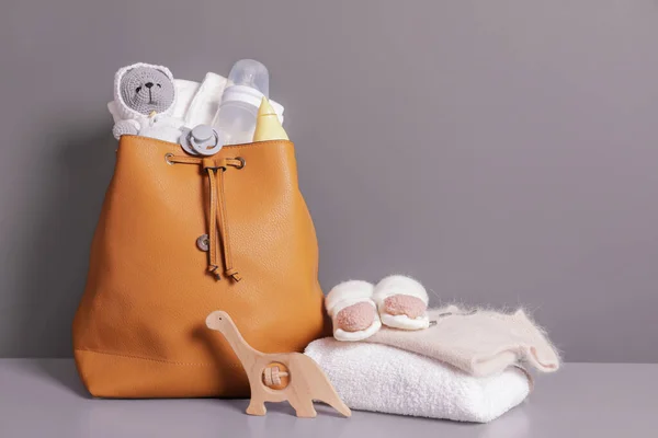 Mammas Väska Med Babyns Grejer Grå Klädsel — Stockfoto